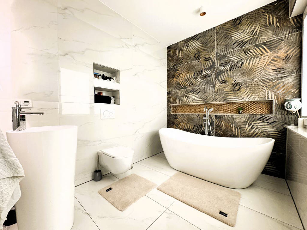BADEZIMMER DG- EBENE