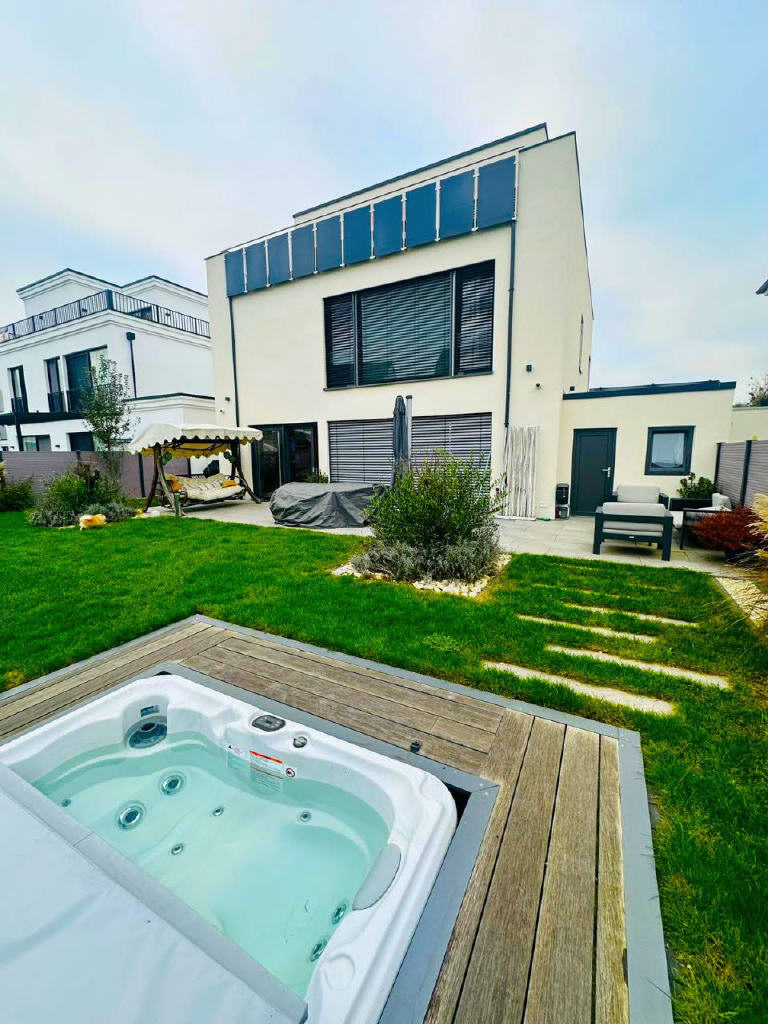 HAUSANSICHT GARTENSEITE